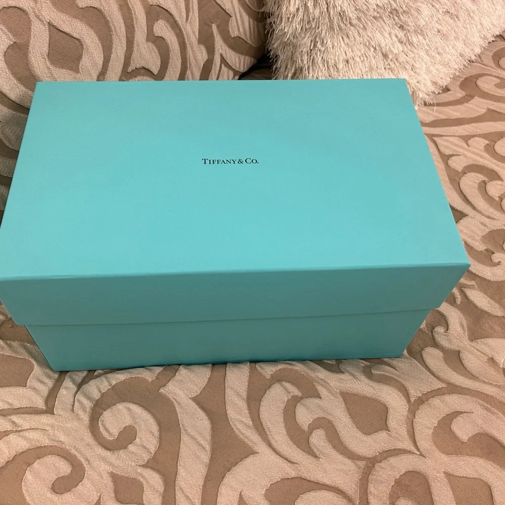 Tiffany & Co large gift box. - Picture 2 of 10